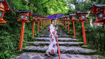 Картинка девушки -+азиатки парк фонари ступени азиатка кимоно зонтик
