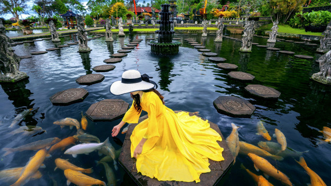 Обои картинки фото девушки, - азиатки, фонтан, брюнетка, желтое, платье, шляпа, карпы