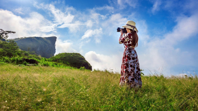 Обои картинки фото девушки, - азиатки, холм, трава, платье, фотоаппарат