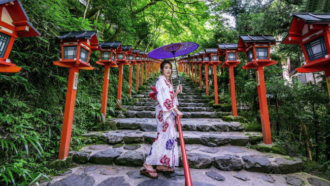 Обои картинки фото девушки, - азиатки, парк, фонари, ступени, азиатка, кимоно, зонтик