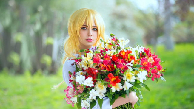 Обои картинки фото девушки, - блондинки,  светловолосые, букет, цветы