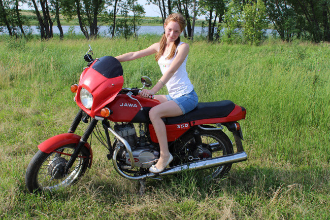 Обои картинки фото jawa- 350, мотоциклы, мото с девушкой, jawa-, 350, мотоцикл, красный, трава