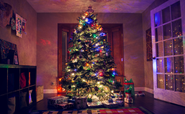Обои картинки фото праздничные, ёлки, подарки, елка, гирлянда, огоньки