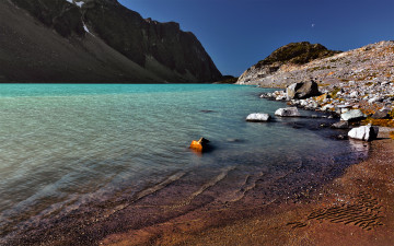 Картинка природа реки озера горы озеро пляж галька камни