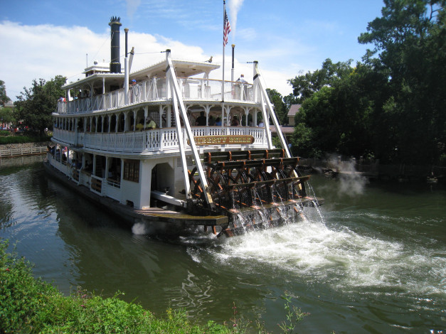 Обои картинки фото riverboat, at, disney, корабли, пароходы, речной, прогулочный, колесный, пароход