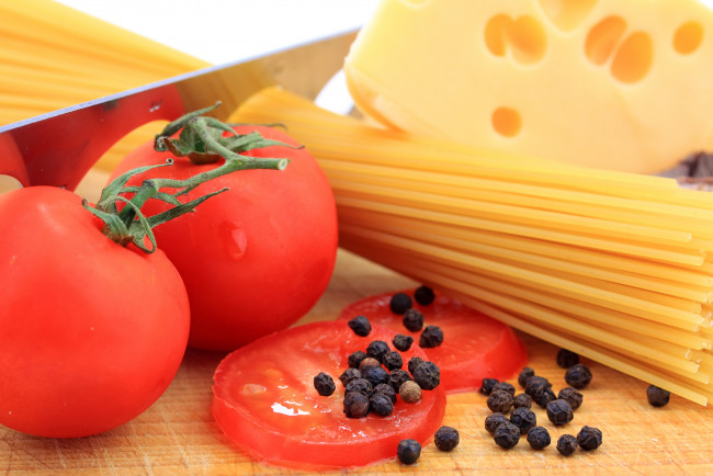 Обои картинки фото еда, разное, перец, макароны, спагетти, помидоры, томаты