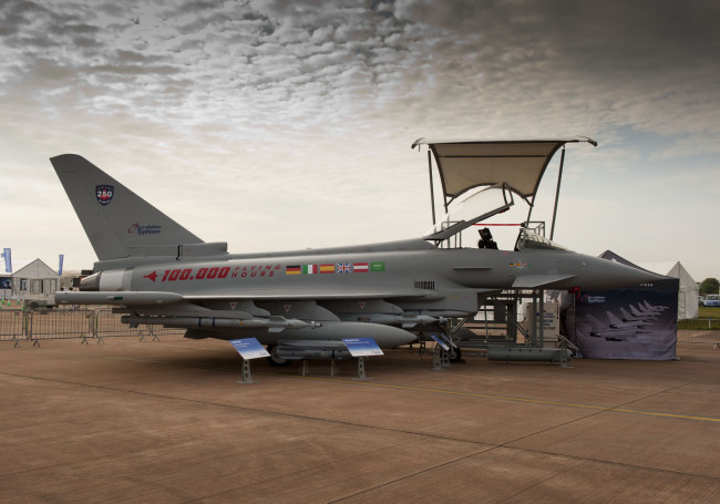 Обои картинки фото eurofighter, typhoon, in, action, авиация, боевые, самолёты, авиашоу, экспонат, самолет