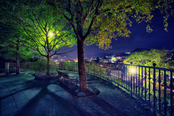 Картинка города улицы площади набережные скамья деревья фонарь забор