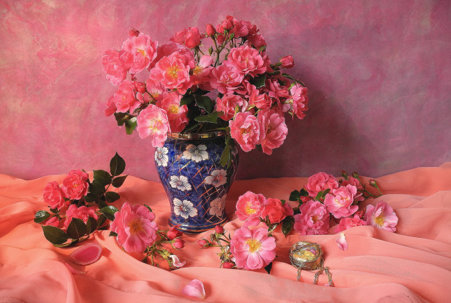 Обои картинки фото цветы, розы, капли, букет, ваза, лепестки