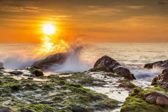 Картинка природа восходы закаты брызги камни море берег закат