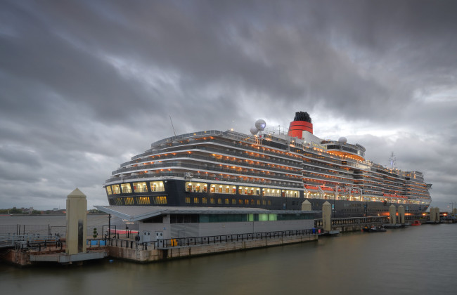 Обои картинки фото queen victoria in liverpool, корабли, ледоколы, круиз, причал, лайнер, океанский