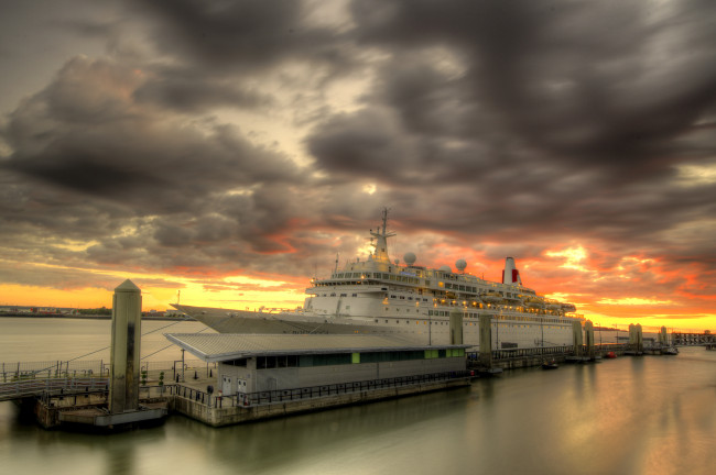 Обои картинки фото mv boudicca in liverpool, корабли, лайнеры, круиз, причал, лайнер, океанский