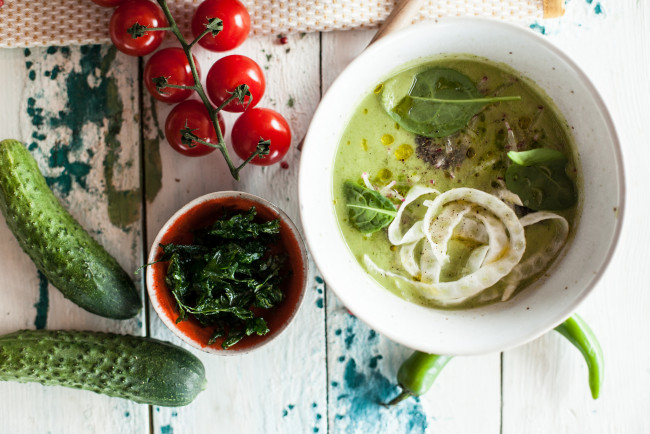 Обои картинки фото еда, первые блюда, огурец, зелень, суп, первое, блюдо
