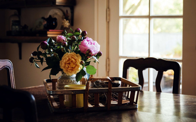 Обои картинки фото интерьер, столовая, букет, роза, пионы, бутоны