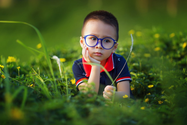 Обои картинки фото разное, дети, мальчик, очки, трава