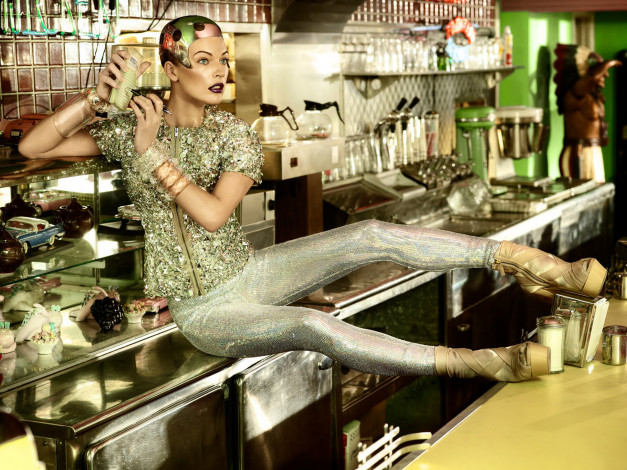 Обои картинки фото девушки, milla jovovich, наряд, кухня, стол