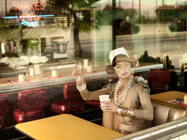 Обои картинки фото девушки, milla jovovich, шатенка, украшения, наряд, стакан, кафе