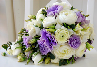 Картинка цветы букеты композиции белый ранункулюс фиолетовый