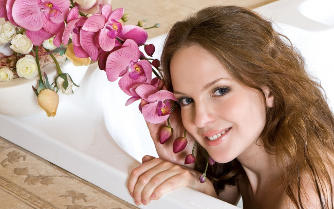Обои картинки фото _Unsort -НЕ ВЫБИРАТЬ  , девушки, , не, выбирать, улыбка, шатенка, цветы, орхидеи, розы, ванна