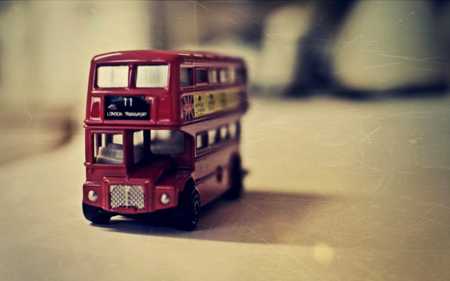 Обои картинки фото разное, игрушки, стол, автобус, игрушка