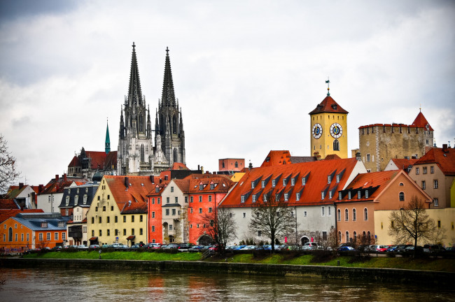 Обои картинки фото регенсбург, германия, города, часы, река, дома, башня, костел