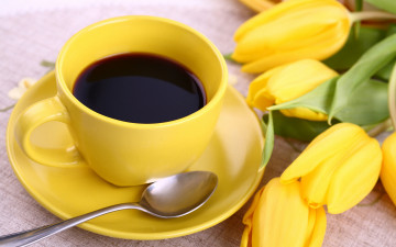 обоя еда, кофе,  кофейные зёрна, тюльпаны, yellow, чашка, цветы, flowers, tulips, cup, breakfast, coffee