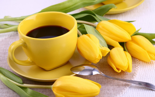 Обои картинки фото еда, кофе,  кофейные зёрна, чашка, цветы, тюльпаны, yellow, flowers, tulips, coffee, cup, breakfast