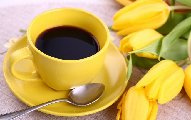 Обои картинки фото еда, кофе,  кофейные зёрна, тюльпаны, yellow, чашка, цветы, flowers, tulips, cup, breakfast, coffee