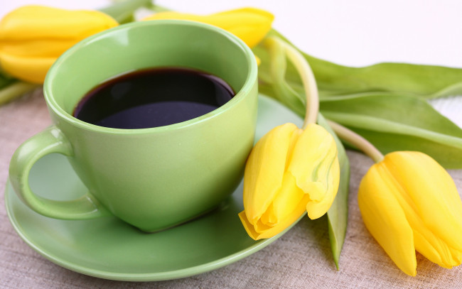 Обои картинки фото еда, кофе,  кофейные зёрна, yellow, цветы, тюльпаны, чашка, flowers, tulips, coffee, cup, breakfast