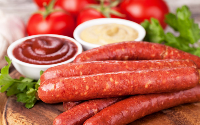 Обои картинки фото еда, колбасные изделия, соус, кетчуп, sauce, колбаса, sausage, tomato, помидоры