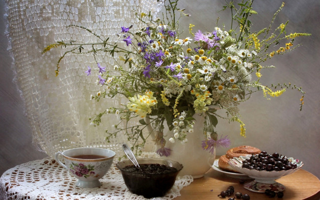 Обои картинки фото еда, натюрморт, цветы, букет, смородина, варенье, чай, булочка, ромашки, львиный, зев