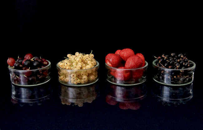 Обои картинки фото еда, фрукты,  ягоды, смородина, клубника