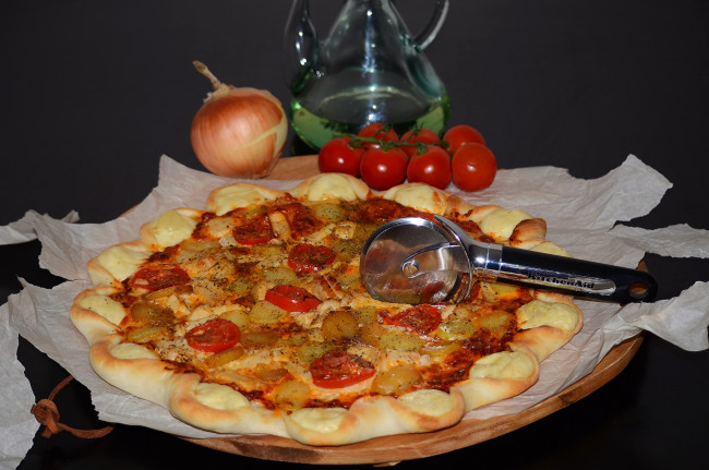 Обои картинки фото еда, пицца, томаты, лук