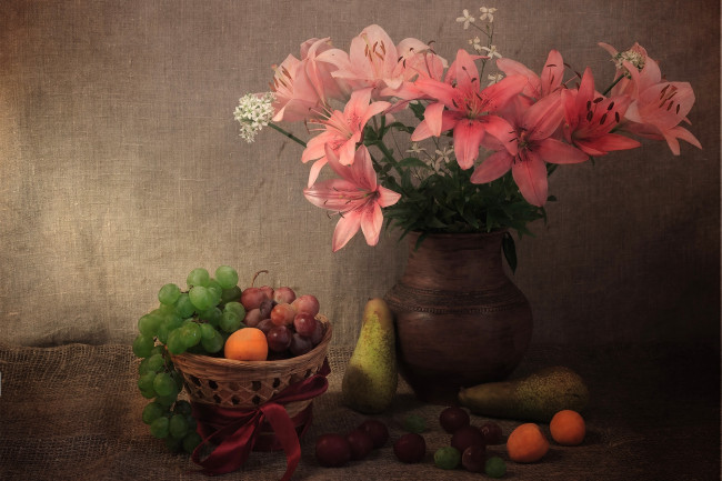 Обои картинки фото еда, фрукты,  ягоды, натюрморт, виноград, ягоды, букет, лилии, текстура, ткань, корзина, груша, абрикосы