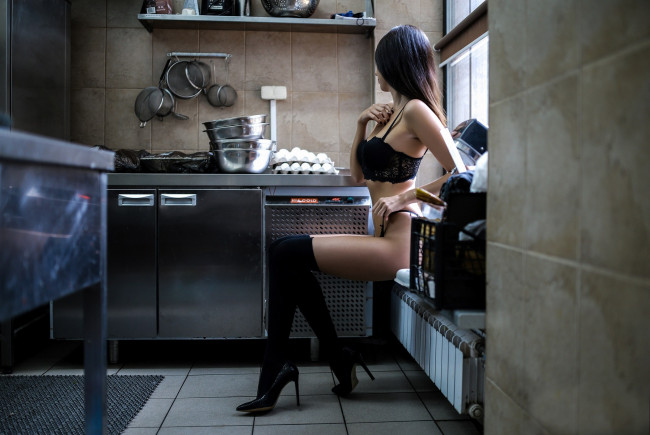 Обои картинки фото девушки, -unsort , брюнетки,  шатенки, кухня