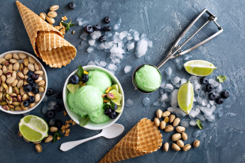 Картинка еда мороженое +десерты черника рожки орехи вафельные лайм фисташки