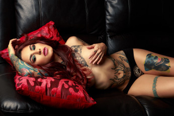 Картинка девушки -unsort+ брюнетки +шатенки boobs black panties couch topless women hands on belly tanned redhead nose rings tattoo