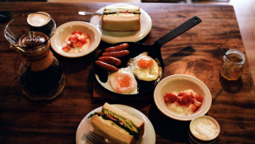 Картинка еда разное бутерброды колбаски яичница завтрак