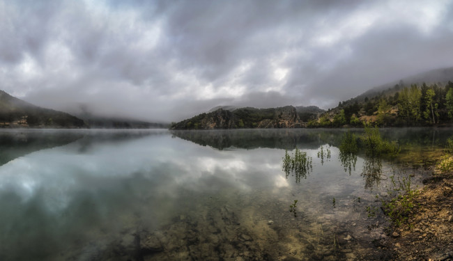 Обои картинки фото испания, природа, реки, озера, деревья, холмы, водоем, туман