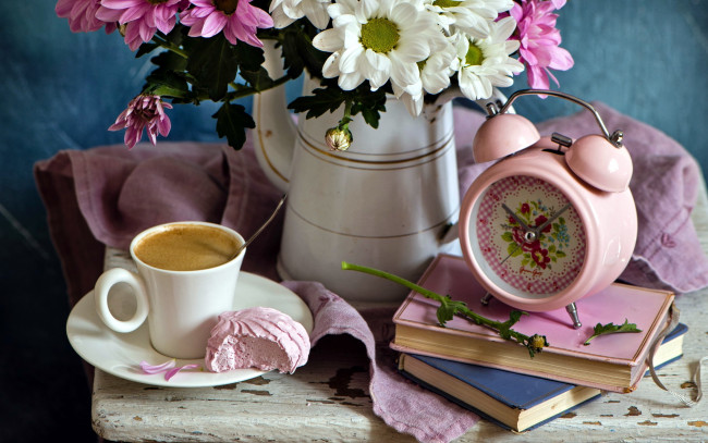 Обои картинки фото еда, кофе,  кофейные зёрна, зефир, хризантемы, книги, будильник