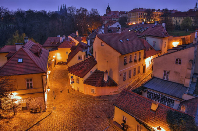 Обои картинки фото прага, города, прага , Чехия, деревья, ночь, дорога, здания, фонари