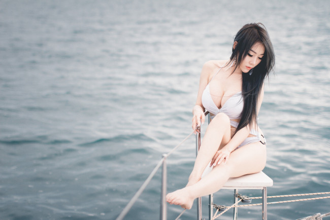 Обои картинки фото девушки, -unsort , азиатки, море, купальник, брюнетка, сидит, прическа, белый, азиатка