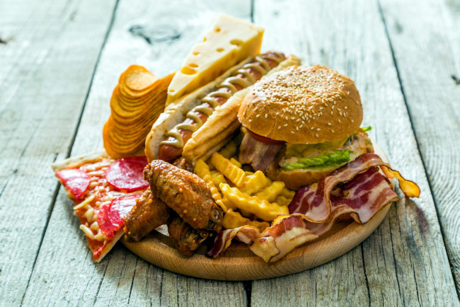 Обои картинки фото еда, разное, пицца, хот-дог, гамбургер, чипсы, сыр, бекон