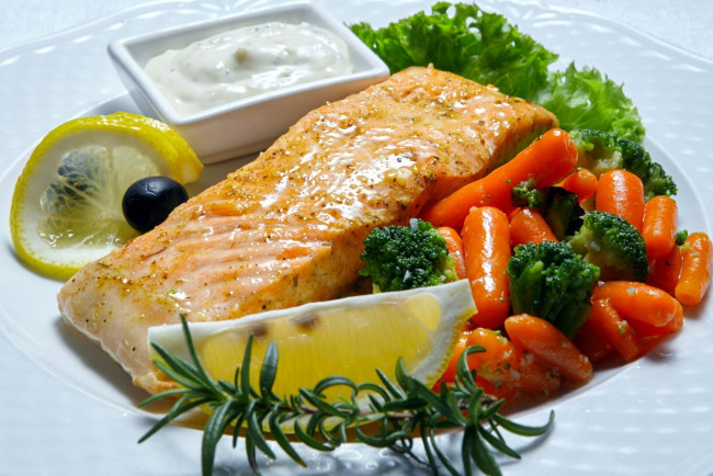 Обои картинки фото еда, рыбные блюда,  с морепродуктами, розмарин, форель, соус, морковь, лимон, брокколи