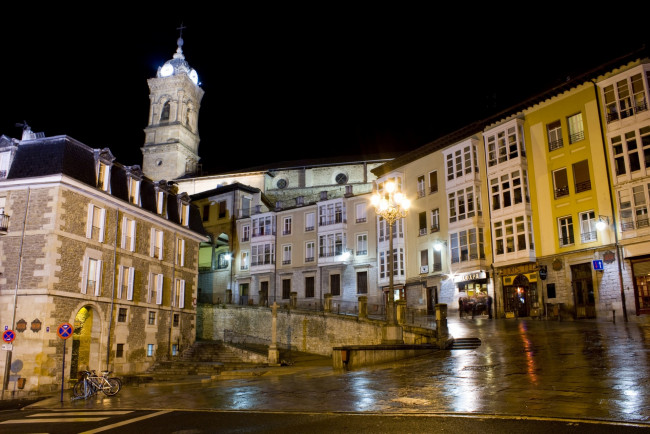 Обои картинки фото испания, города, - улицы,  площади,  набережные, ночь, велосипед, фонари, дорога, здания