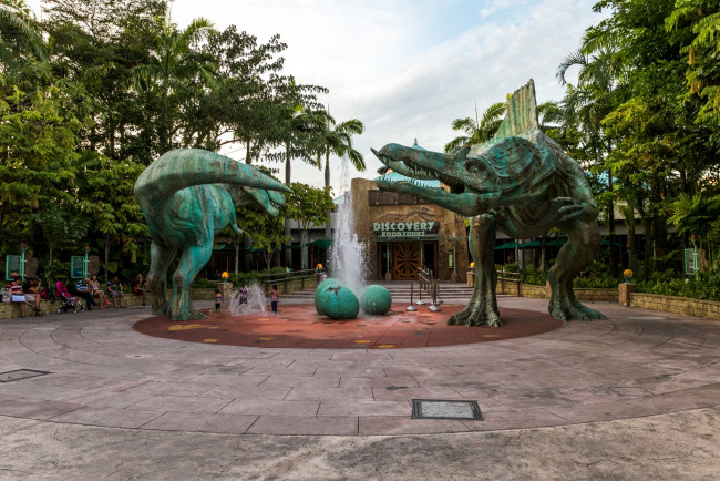 Обои картинки фото сингапур, разное, динозавры, скульптуры, деревья, люди, фонтан