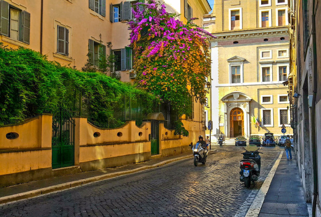 Обои картинки фото города, рим,  ватикан , италия, мотоциклист, улочка, узкая