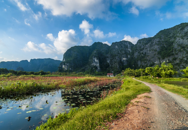 Обои картинки фото вьетнам, природа, реки, озера, облака, дом, водоем, дорога, горы