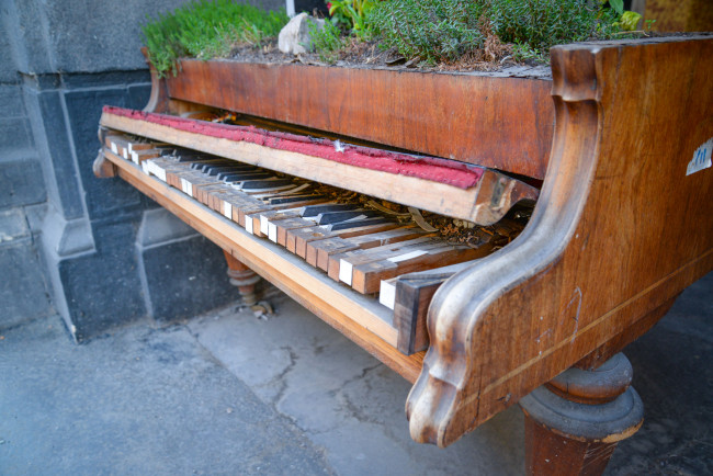 Обои картинки фото музыка, -музыкальные инструменты, пианино, улица