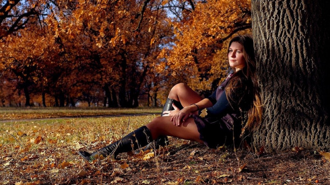 Обои картинки фото девушки, - брюнетки,  шатенки, шатенка, сапоги, деревья, осень